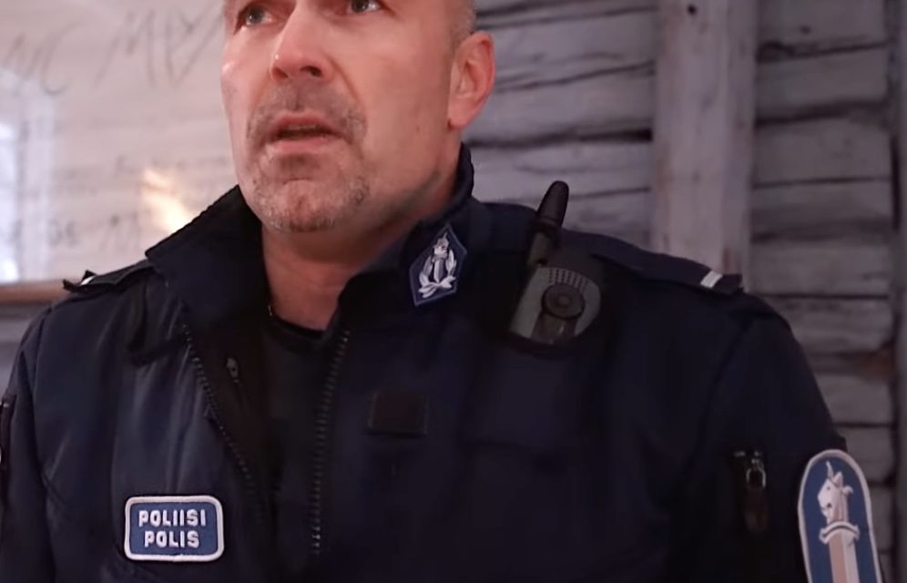 Finland. Polisen Petrus Schroderus förra video – etta på finska Youtube-toppen – har setts och hörts nästan 2,9 miljoner gånger! Här hans nya, psalmen Giv mig ej glans, ej guld, ej prakt.