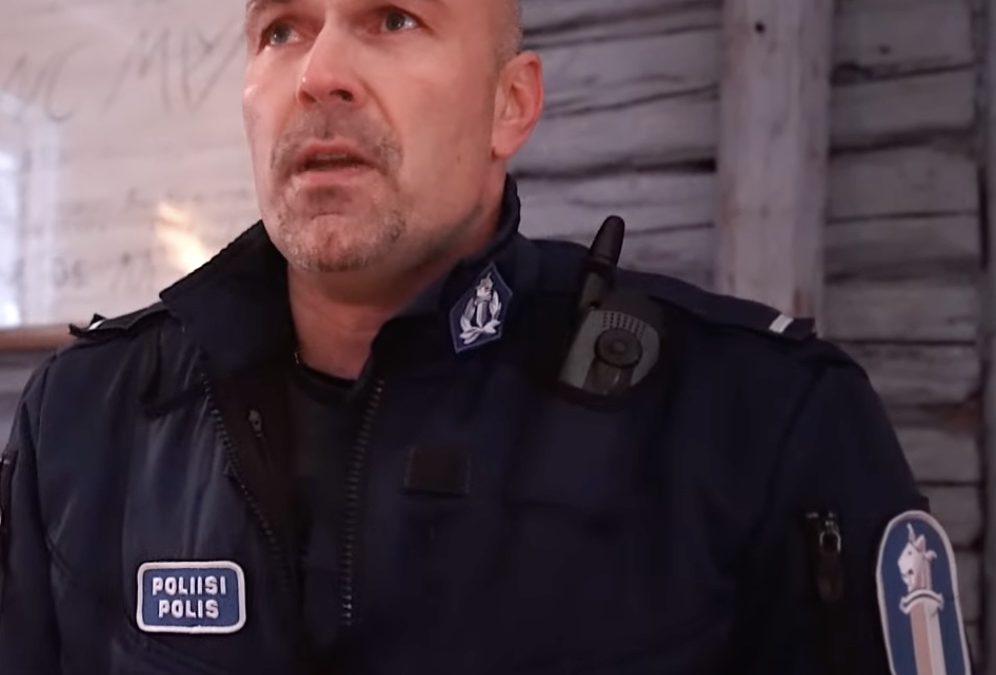 Finland. Polisen Petrus Schroderus förra video – etta på finska Youtube-toppen – har setts och hörts nästan 2,9 miljoner gånger! Här hans nya, psalmen Giv mig ej glans, ej guld, ej prakt.