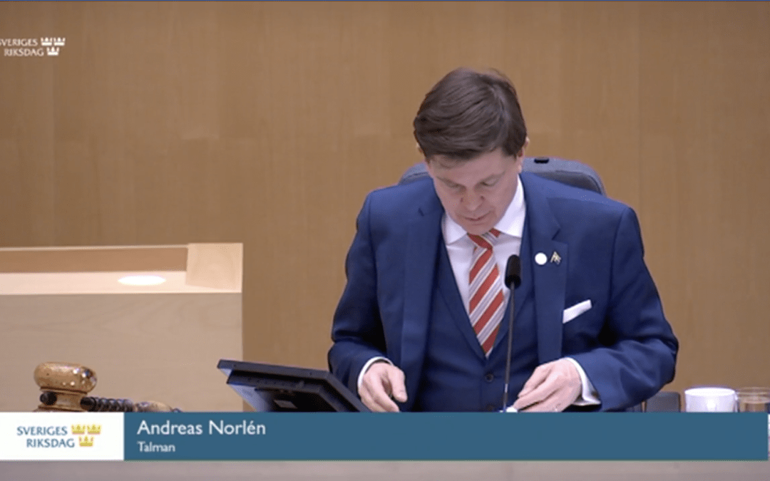 Riksdagsdebatt om regeringens expresshanterade förordning om sänkta försörjningskrav för permanent uppehållstillstånd enligt tillfälliga lagen