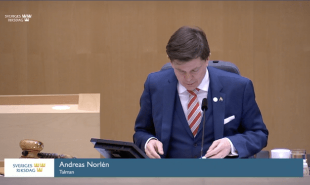 Riksdagsdebatt om regeringens expresshanterade förordning om sänkta försörjningskrav för permanent uppehållstillstånd enligt tillfälliga lagen