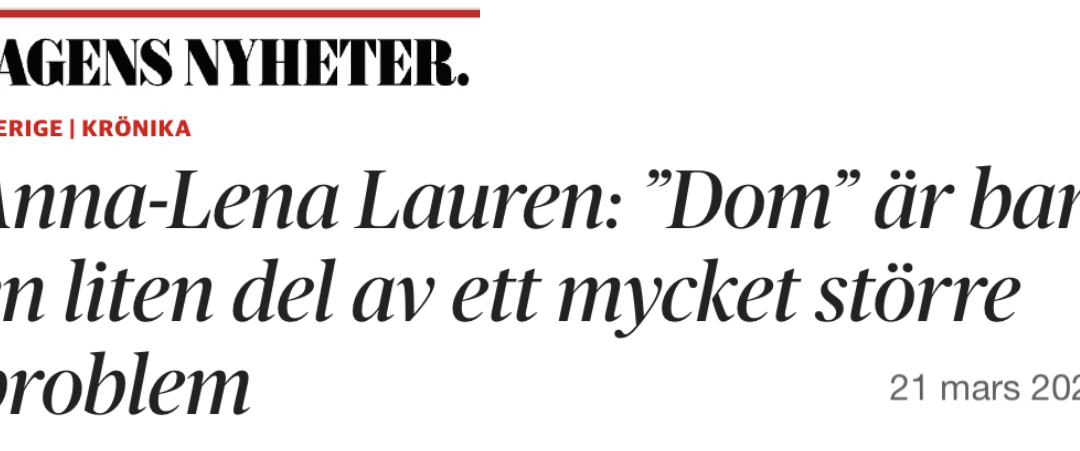 Anna-Lena Laurén i Dagens Nyheter: ”Ett språk som är fullt av omedvetna fel är mycket svårare att förstå och tar längre tid att läsa. Man är tvungen att gissa sig till vad vederbörande egentligen vill.”